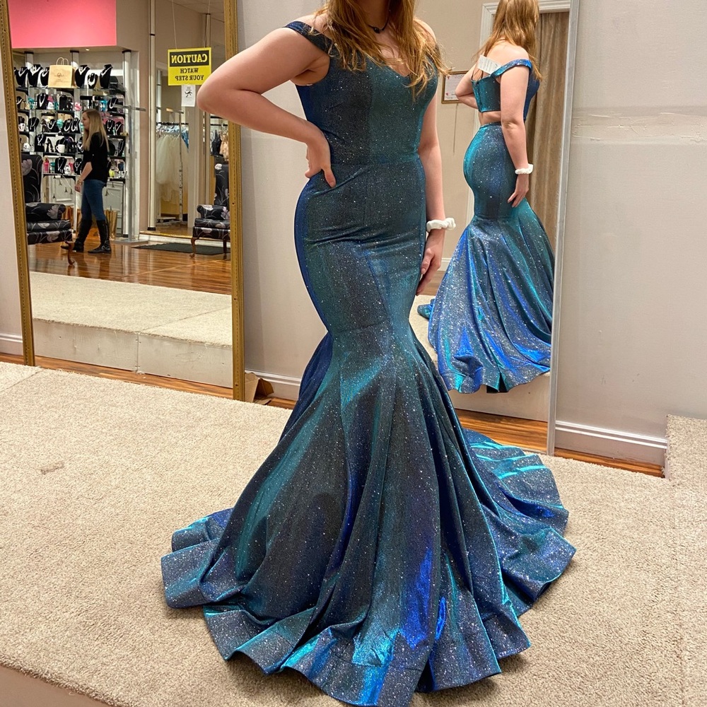 Ellie Wilde, mon Cheri prom dress